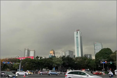 广州多个区域下冰雹，白天恍若黑夜 市民：怀疑时差.png